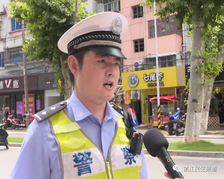 机动车违停乱象多郑潇
